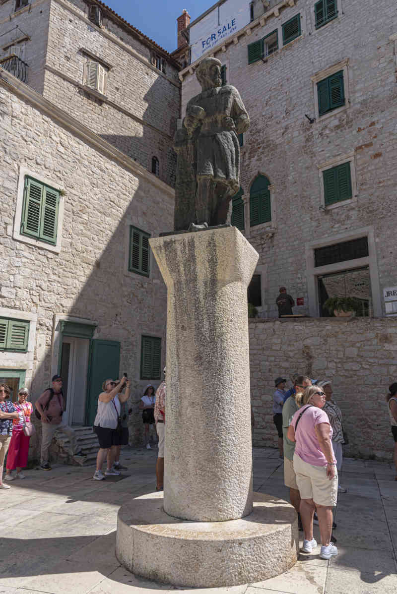 Croacia - Sibenik 10 - plaza de la República - monumento a Juraj Dalmatinac
